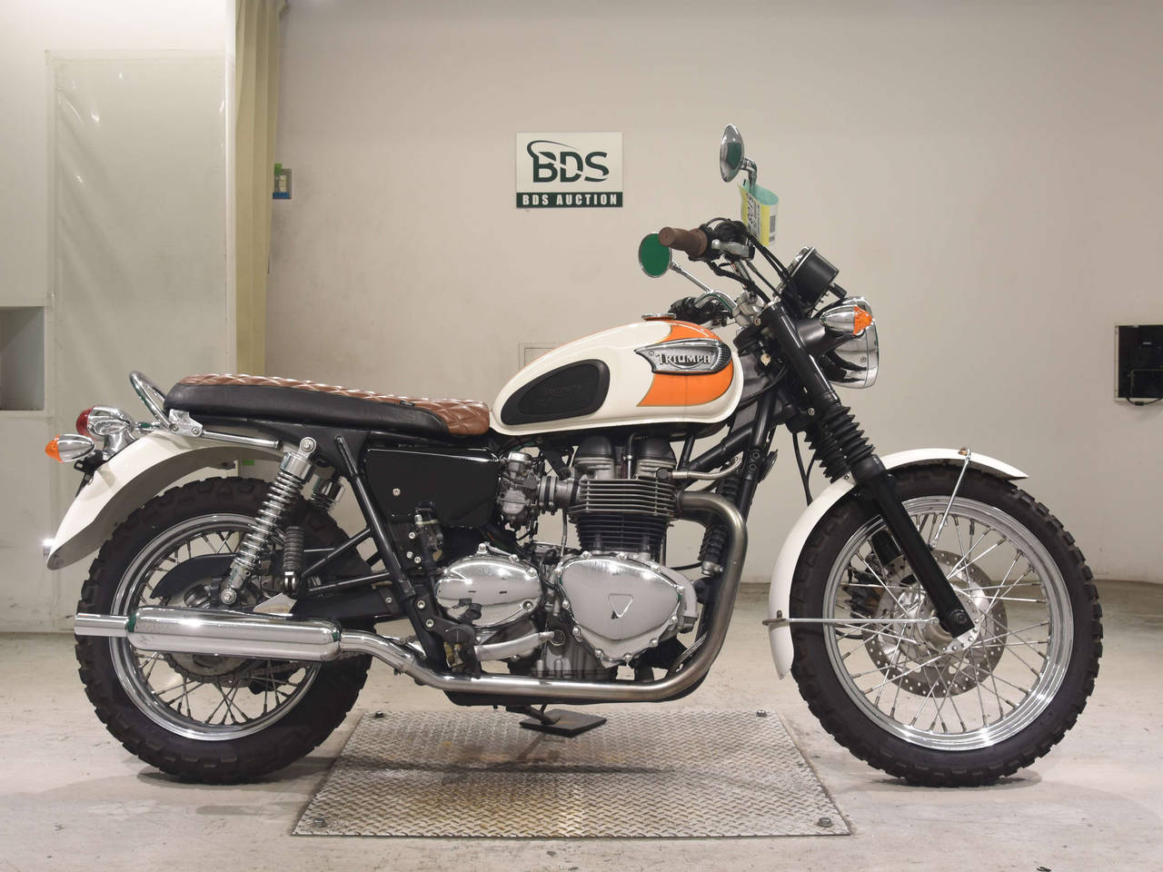 Triumph BONNEVILLE T100, right