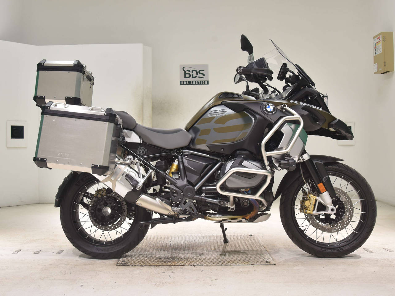 BMW R1250GS ADVENTURE, right