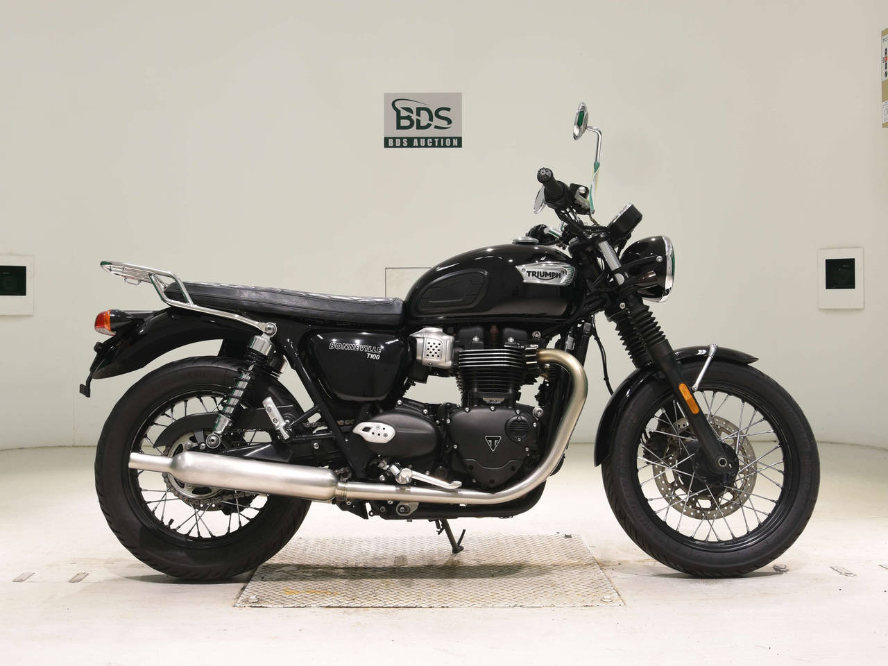 Triumph BONNEVILLE T100, right