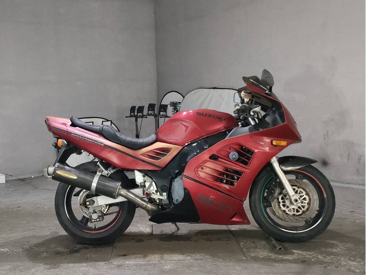 Suzuki RF900R