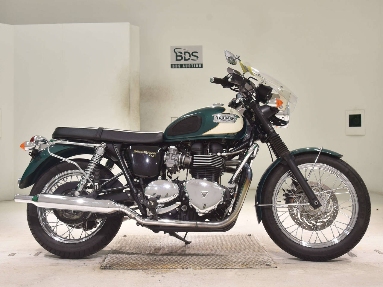 Triumph BONNEVILLE T100, right