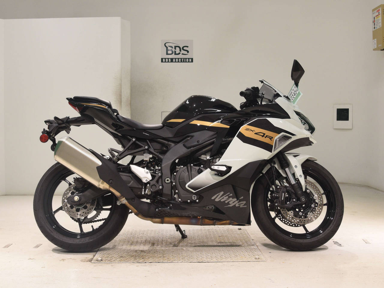 Kawasaki ZX-4R SE, right