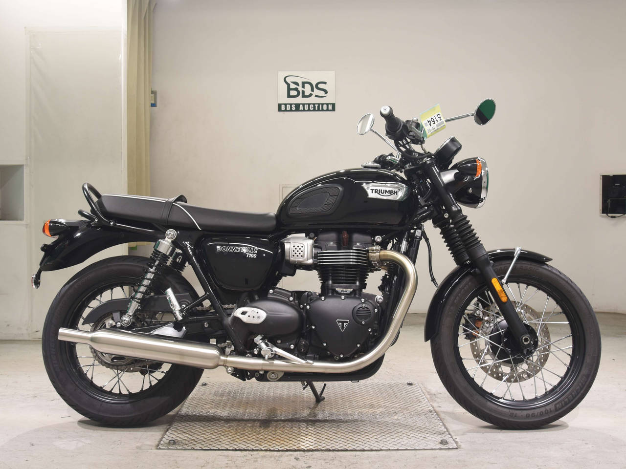 Triumph BONNEVILLE T100, right