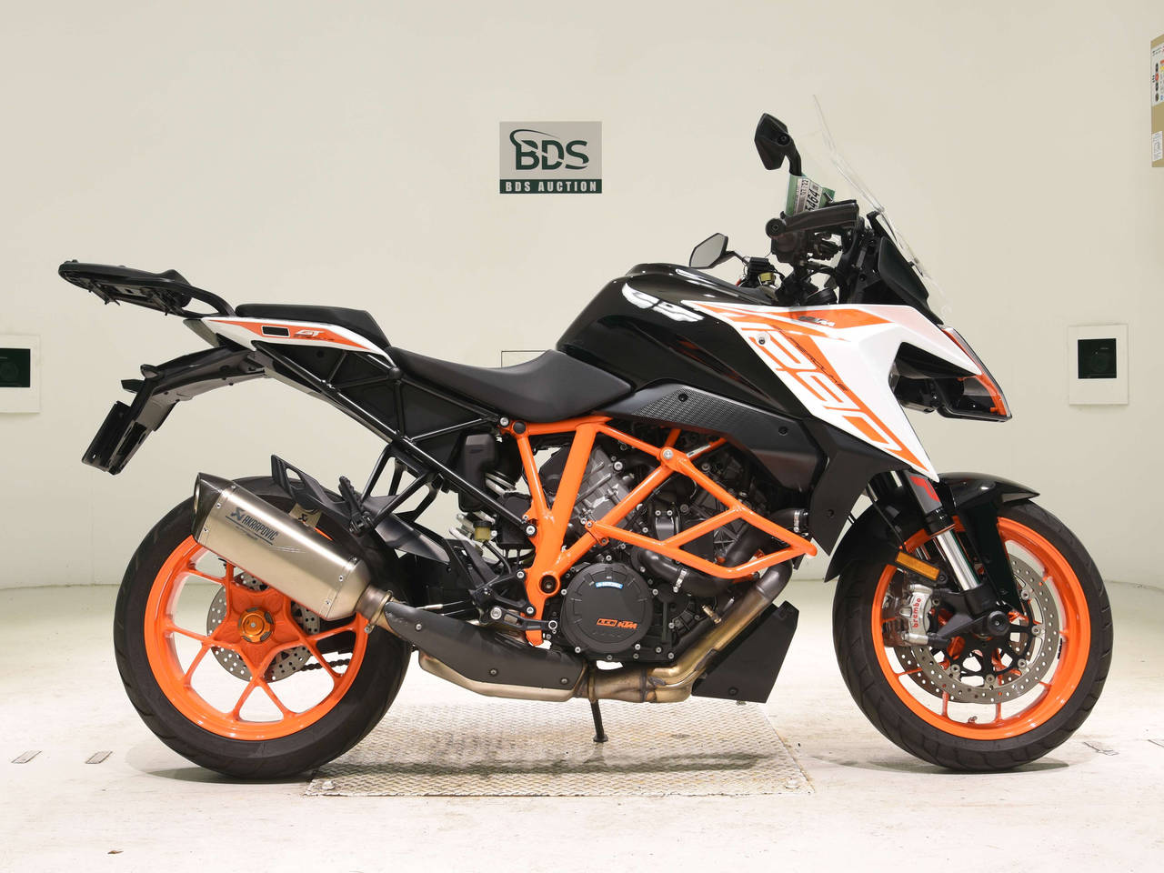 KTM 1290 SUPERDUKE GT, right