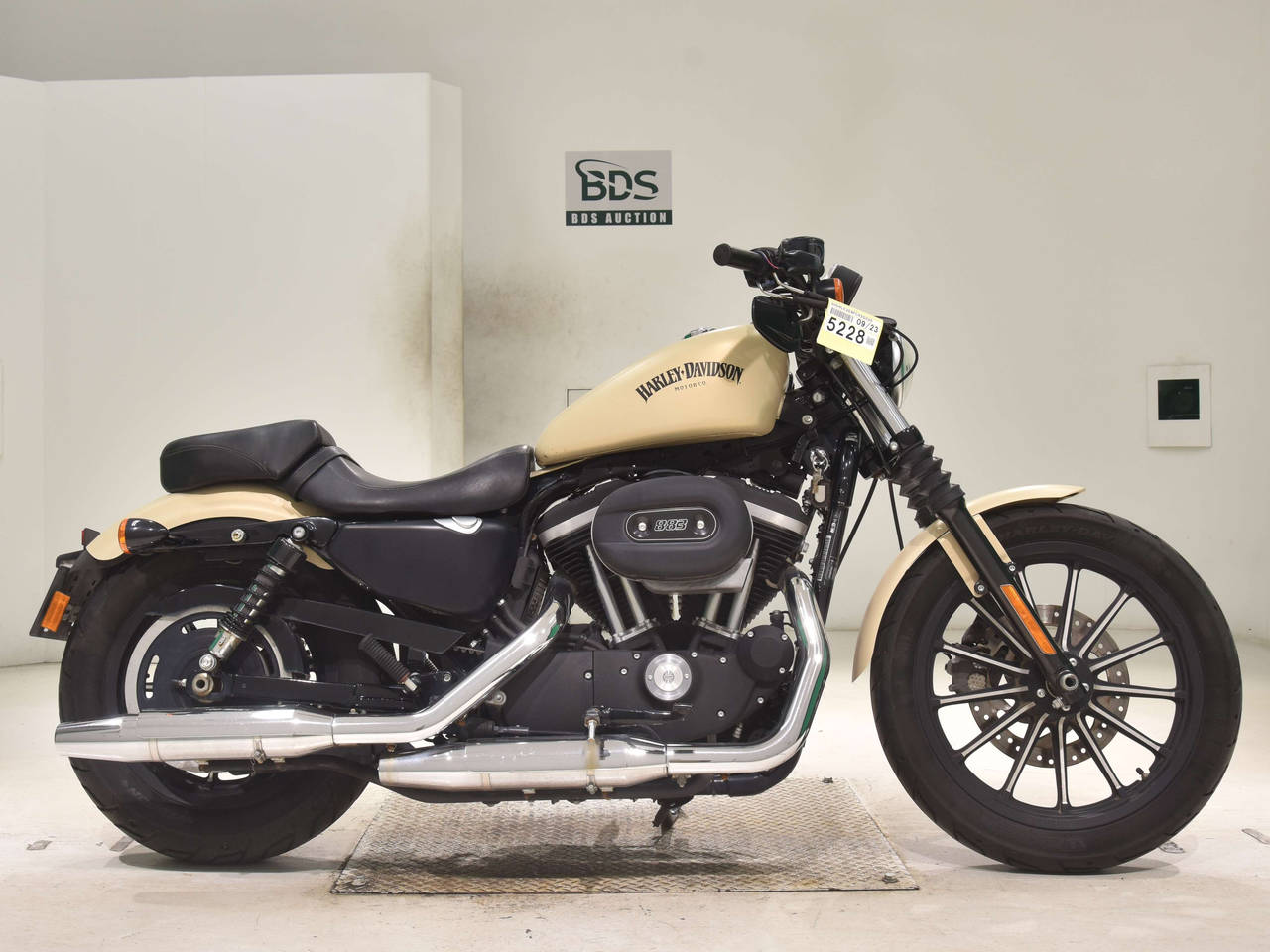 HD SPORTSTER IRON XL883N, right