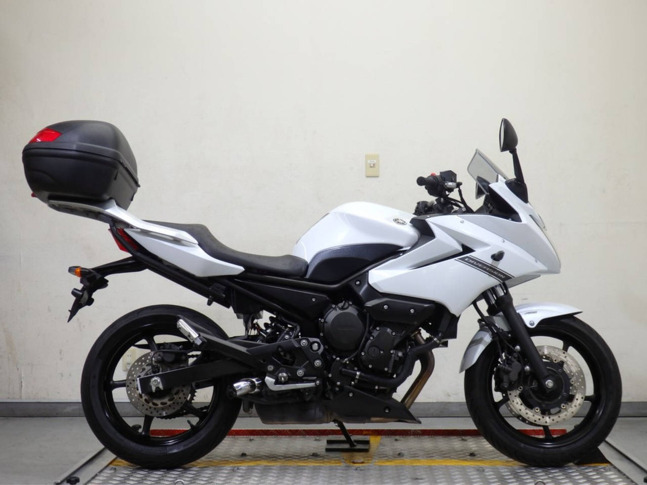 0354] Yamaha XJ6 DIVERSION - JYARJ19D000000425