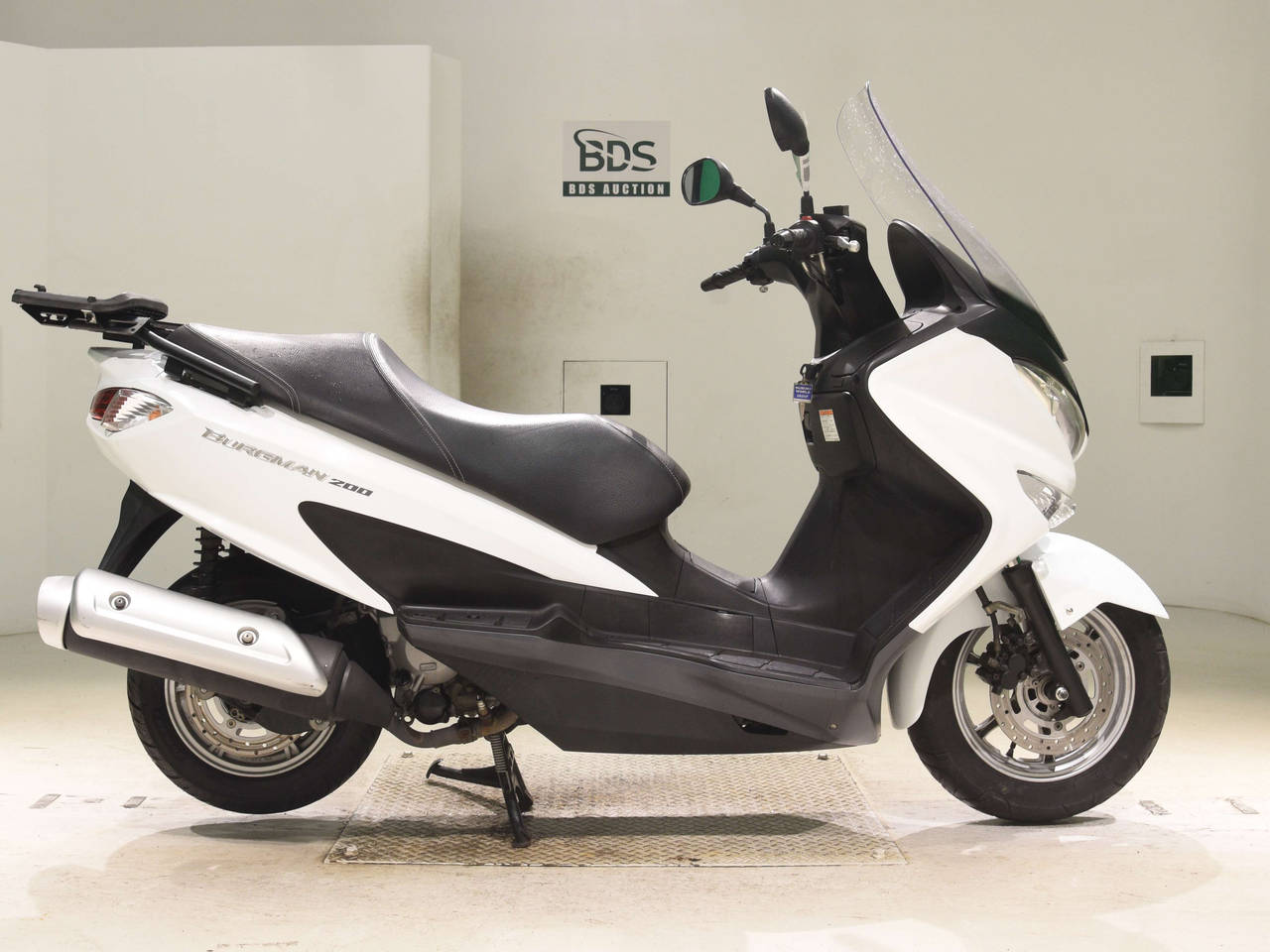 Suzuki BURGMAN200, right