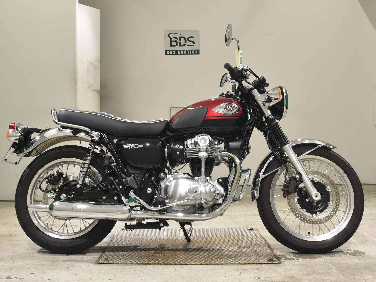 Kawasaki W800, right