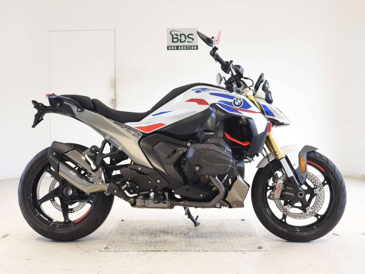 BMW R1300R, right