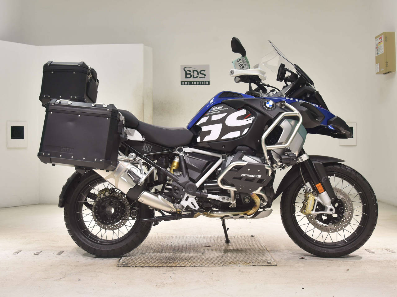 BMW R1250GS ADVENTURE, right