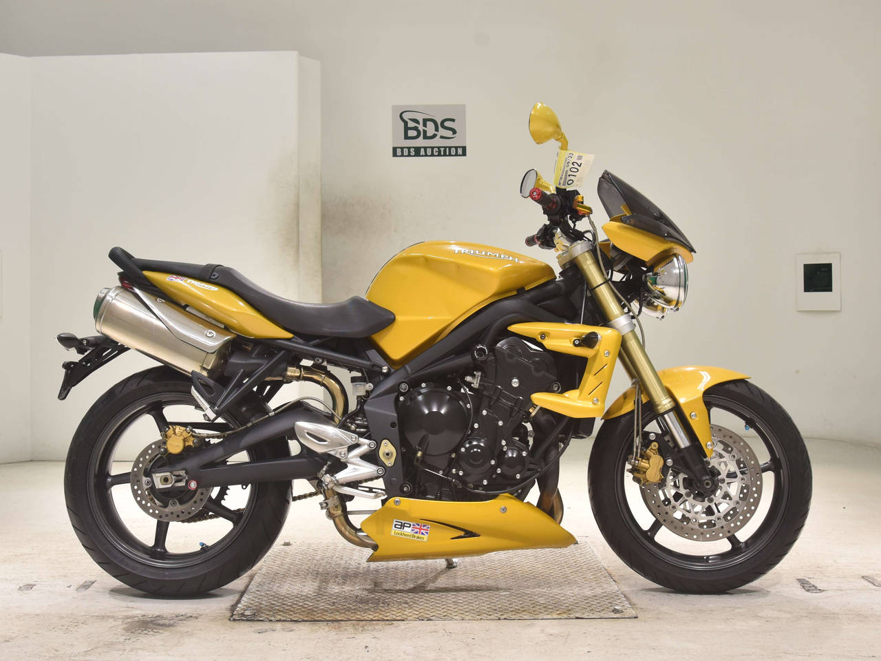 Triumph STREET TRIPLE, right