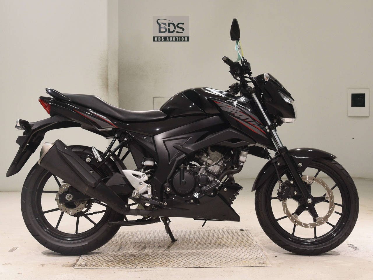Suzuki GSX-S150, right