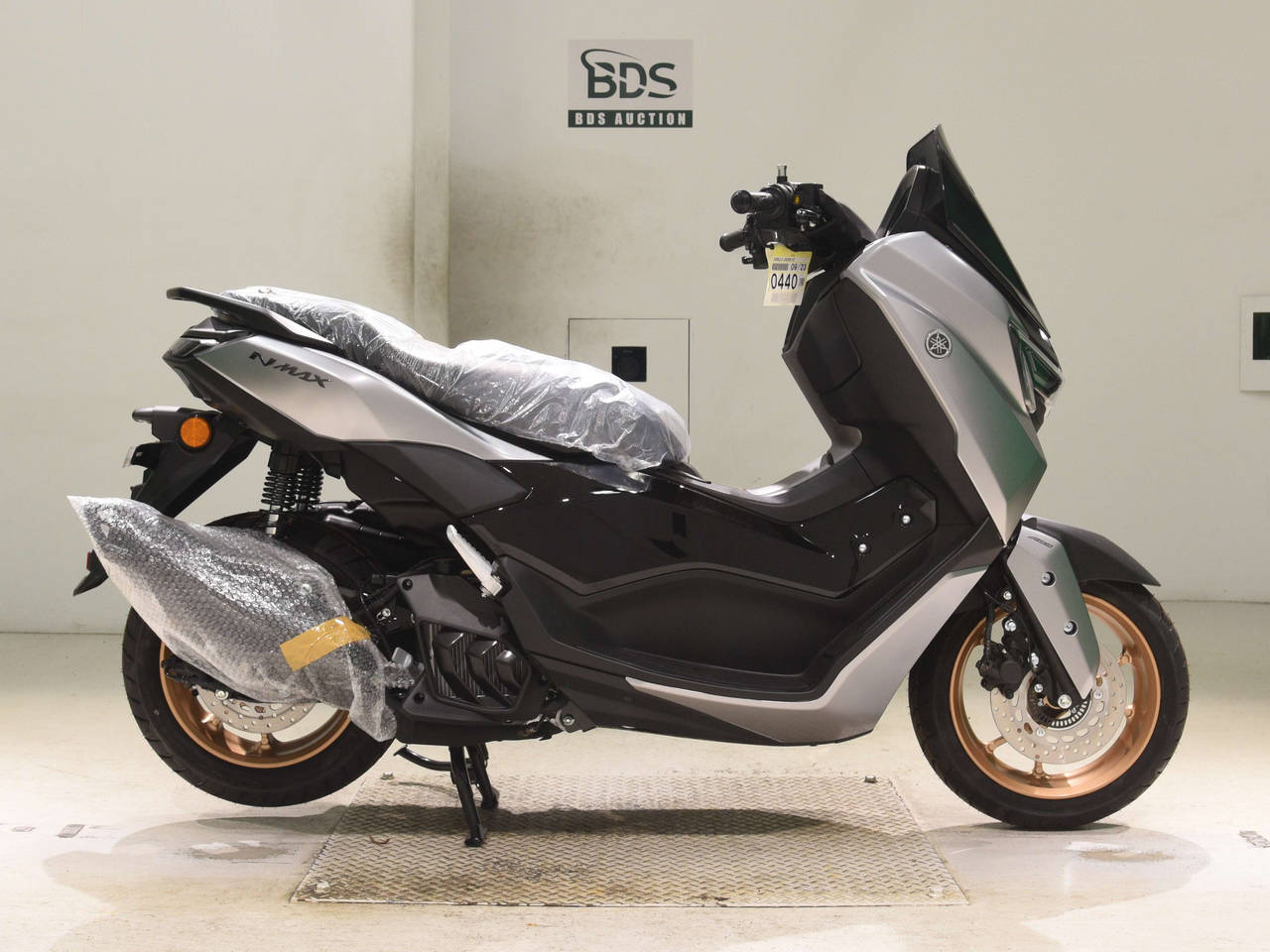 Yamaha N-MAX155, right