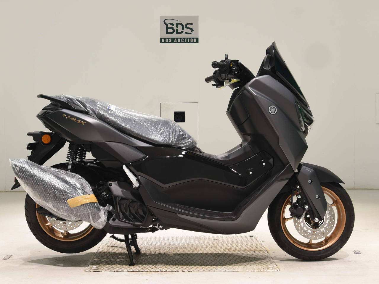 Yamaha N-MAX155, right