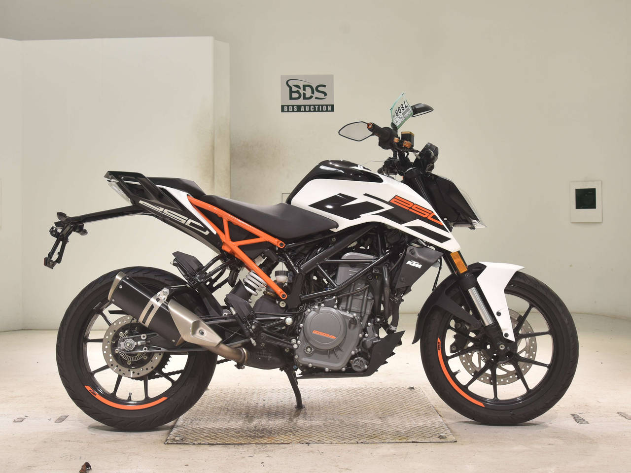 KTM 250 DUKE, right