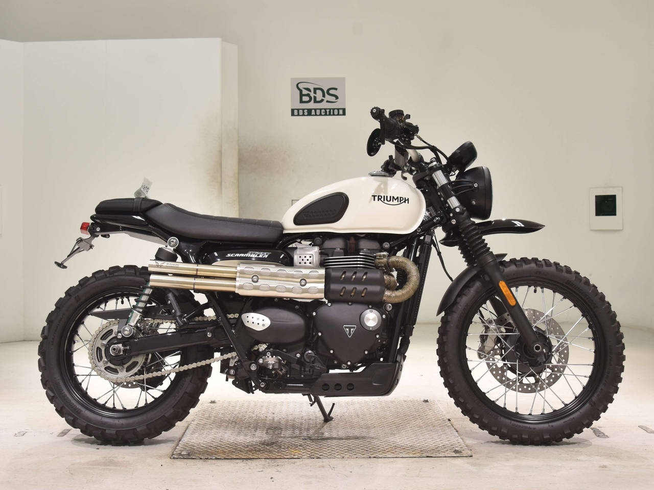 Triumph STREET SCRAMBLER, right