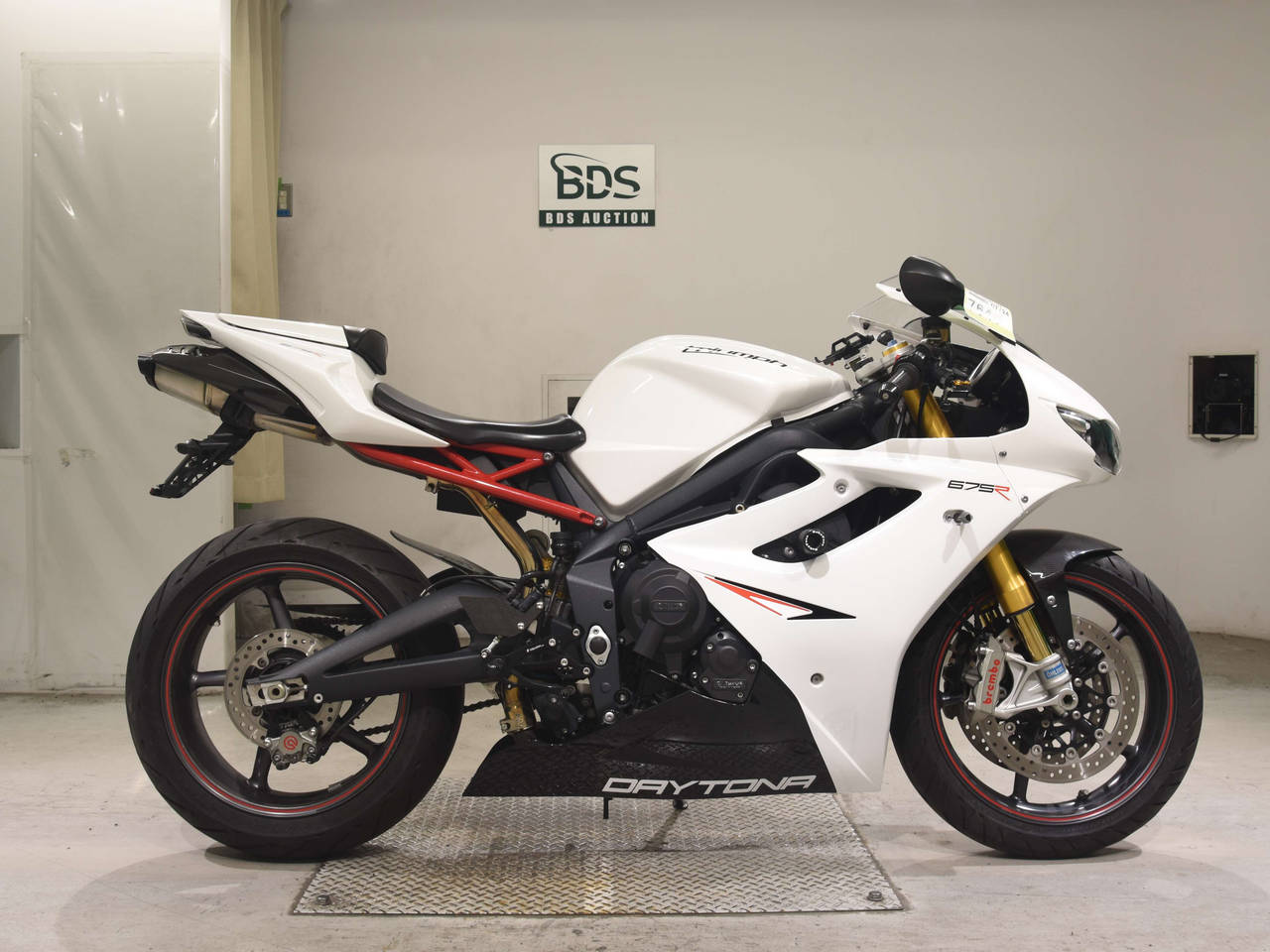 Triumph DAYTONA 675R, right
