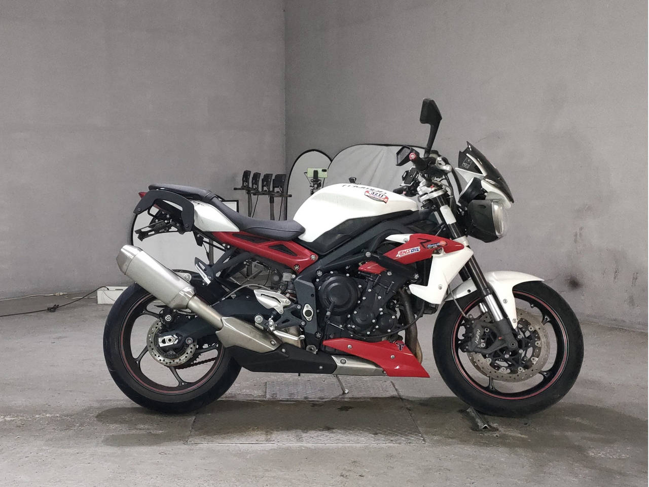 [7178] Triumph STREET TRIPLE - SMTTTL1366E637005