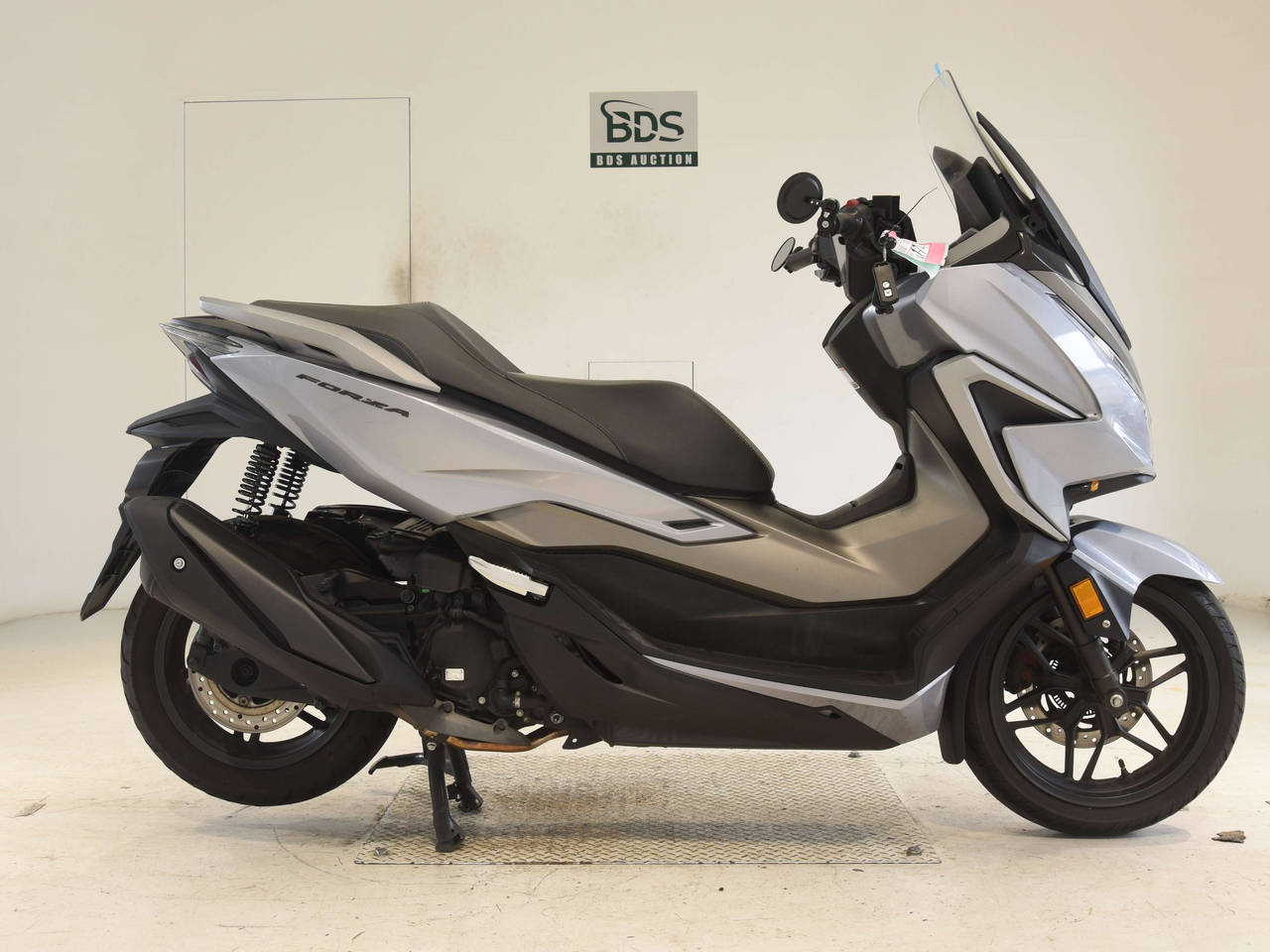 Honda FORZA, right