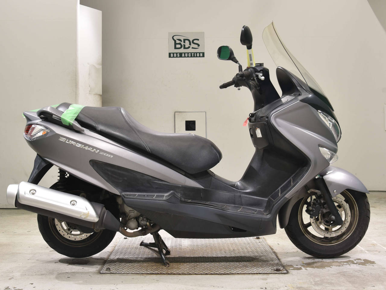 Suzuki BURGMAN200, right