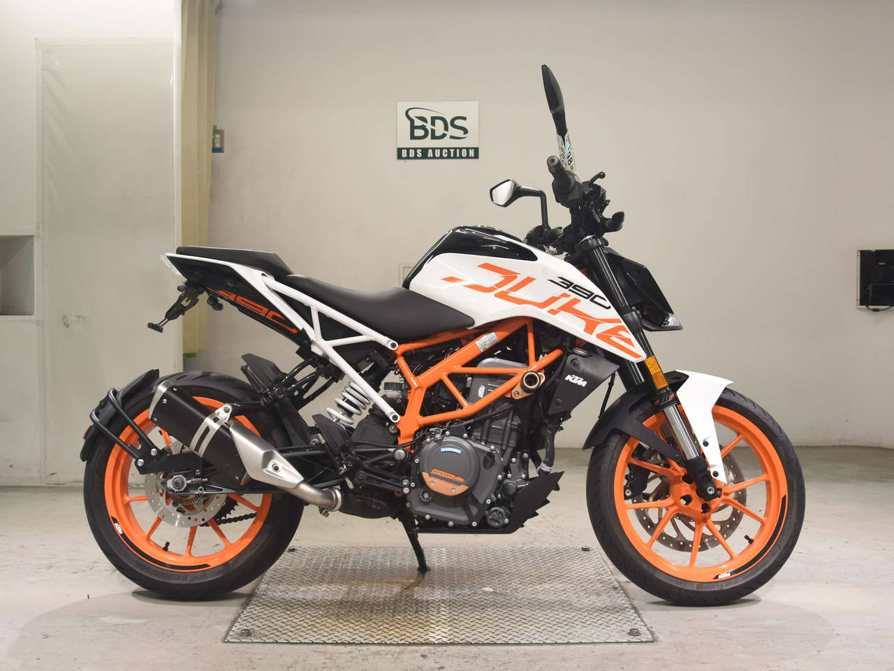KTM 390 DUKE, right
