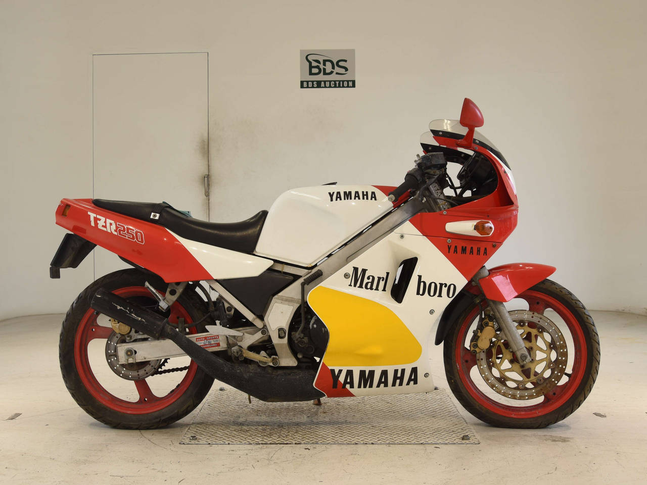 Yamaha TZR250, right
