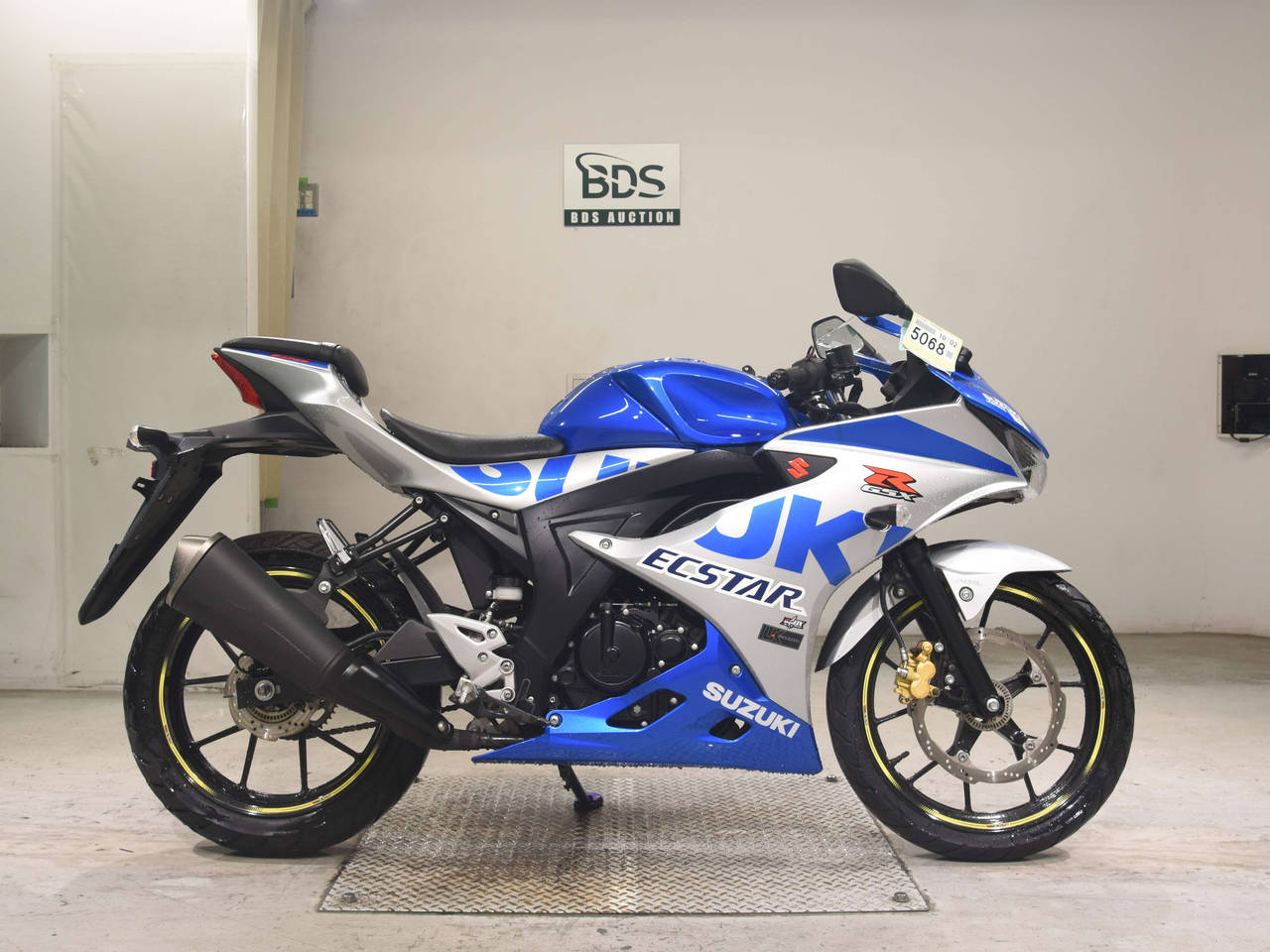 Suzuki GSX-R125, right