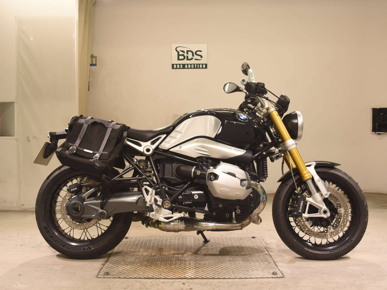 BMW R NINE T