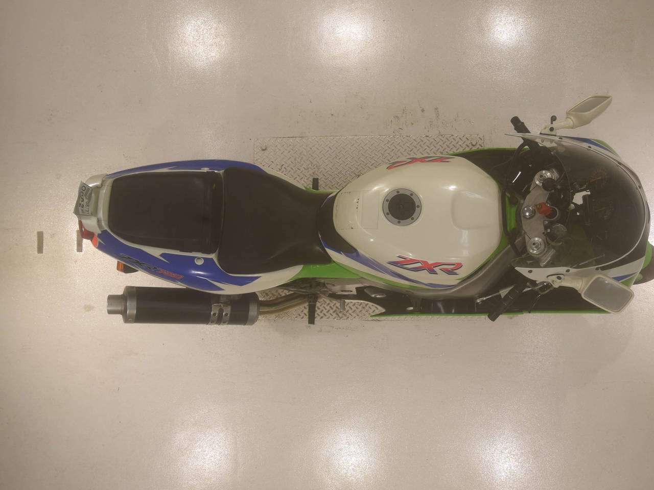 0002] Kawasaki ZXR750 - ZX750J-031044