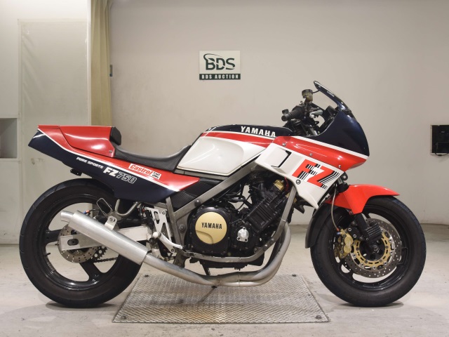Yamaha FZ750