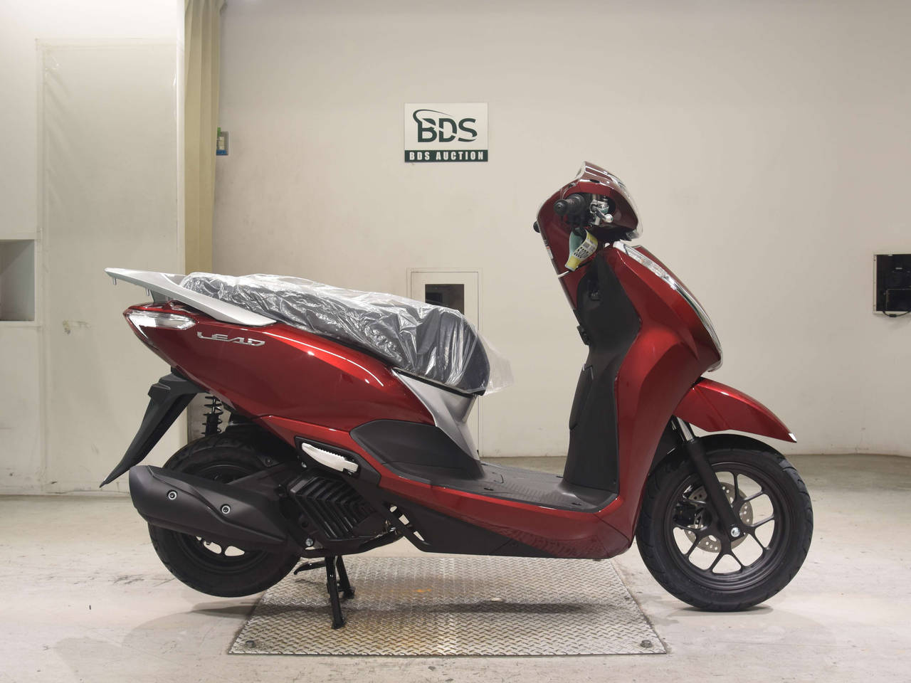 Honda LEAD125, right