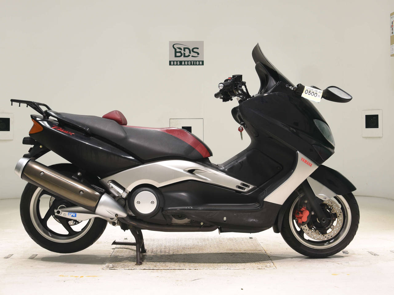 Yamaha T-MAX500, right