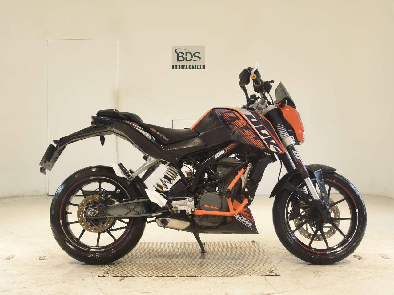 KTM 200 DUKE, right