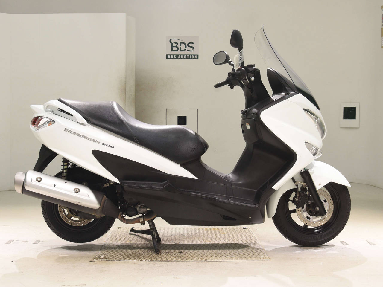 Suzuki BURGMAN200, right