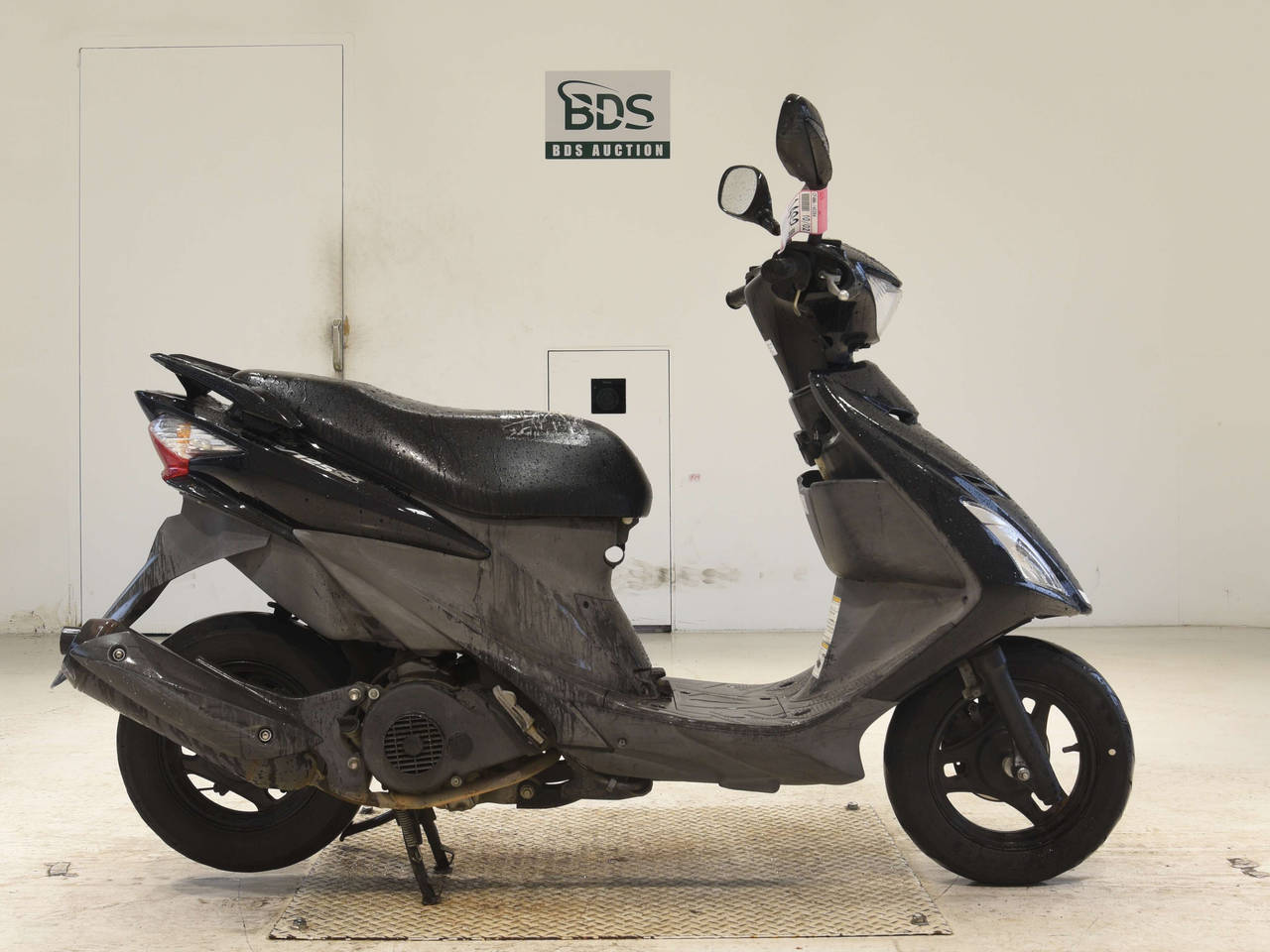 Suzuki ADDRESS V125, right