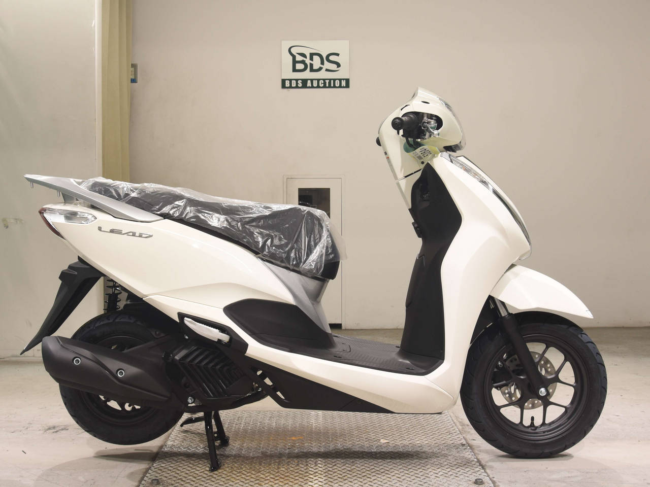 Honda LEAD125, right