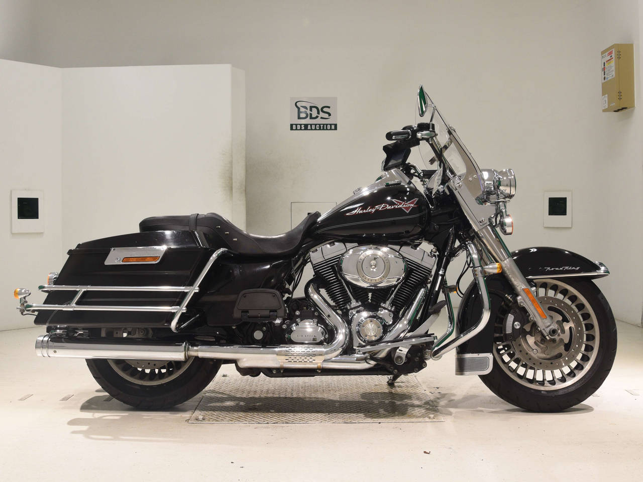 HD ROAD KING FLHRC1580, right