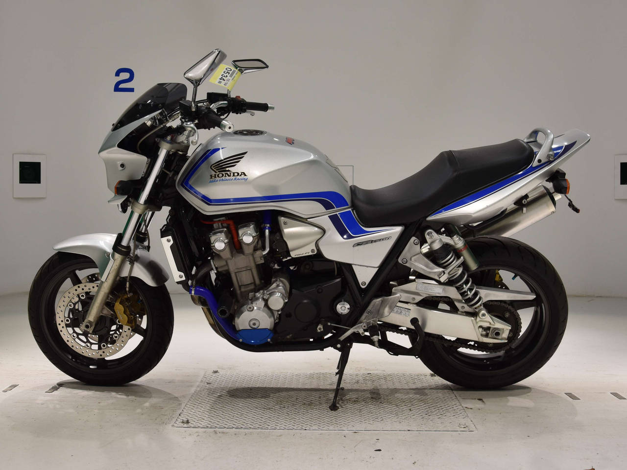 CB1300
テールカウル
中古！ HONDA CB1300SF (Super Four) Bikini Fairings / Visors