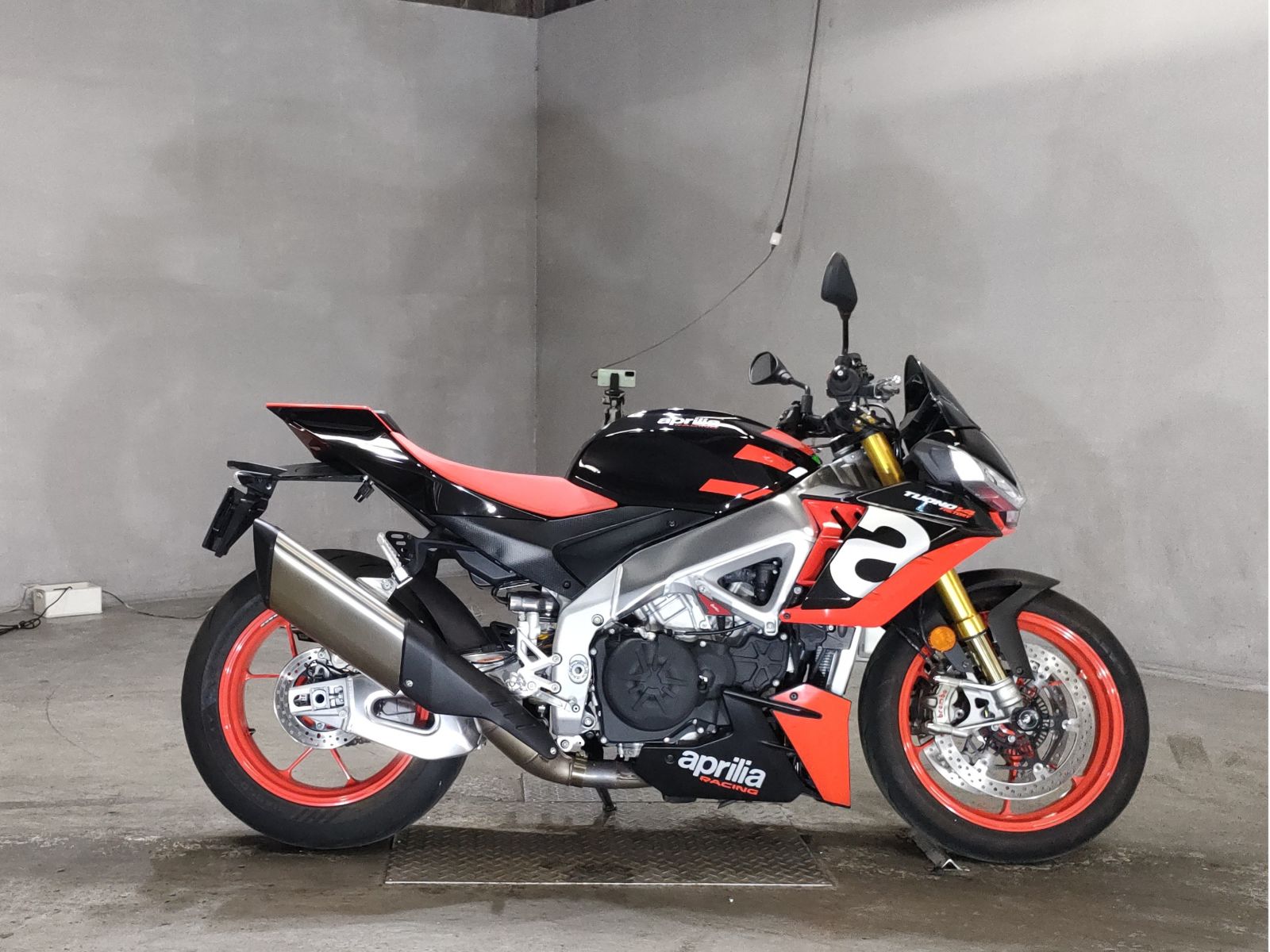Aprilia tuono v4 factory. Aprilia tuono v4 factory