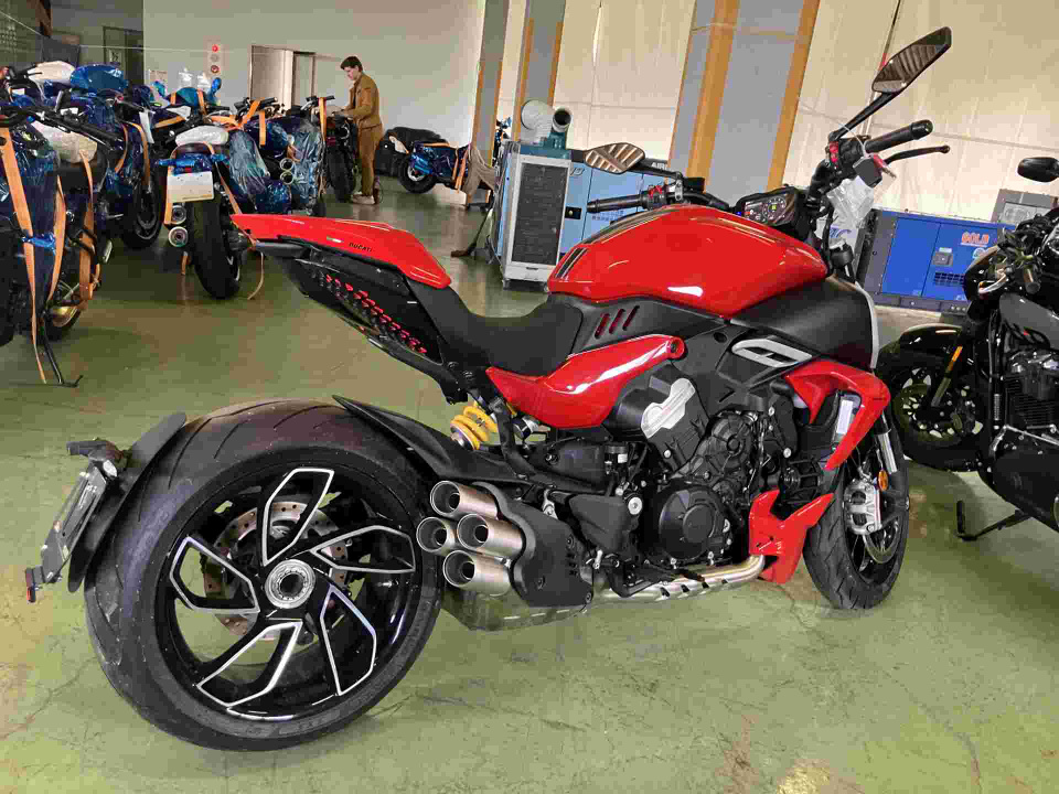 Ducati DIAVEL V4 — фото 4