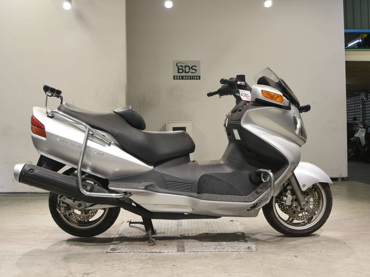 Suzuki SKYWAVE 650, right