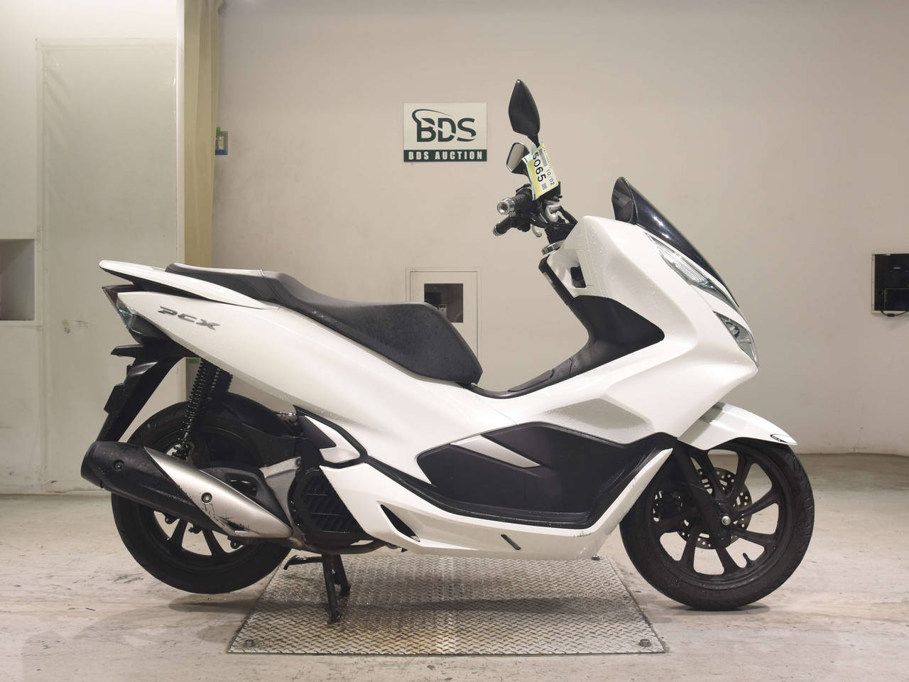 Honda PCX125-3, right