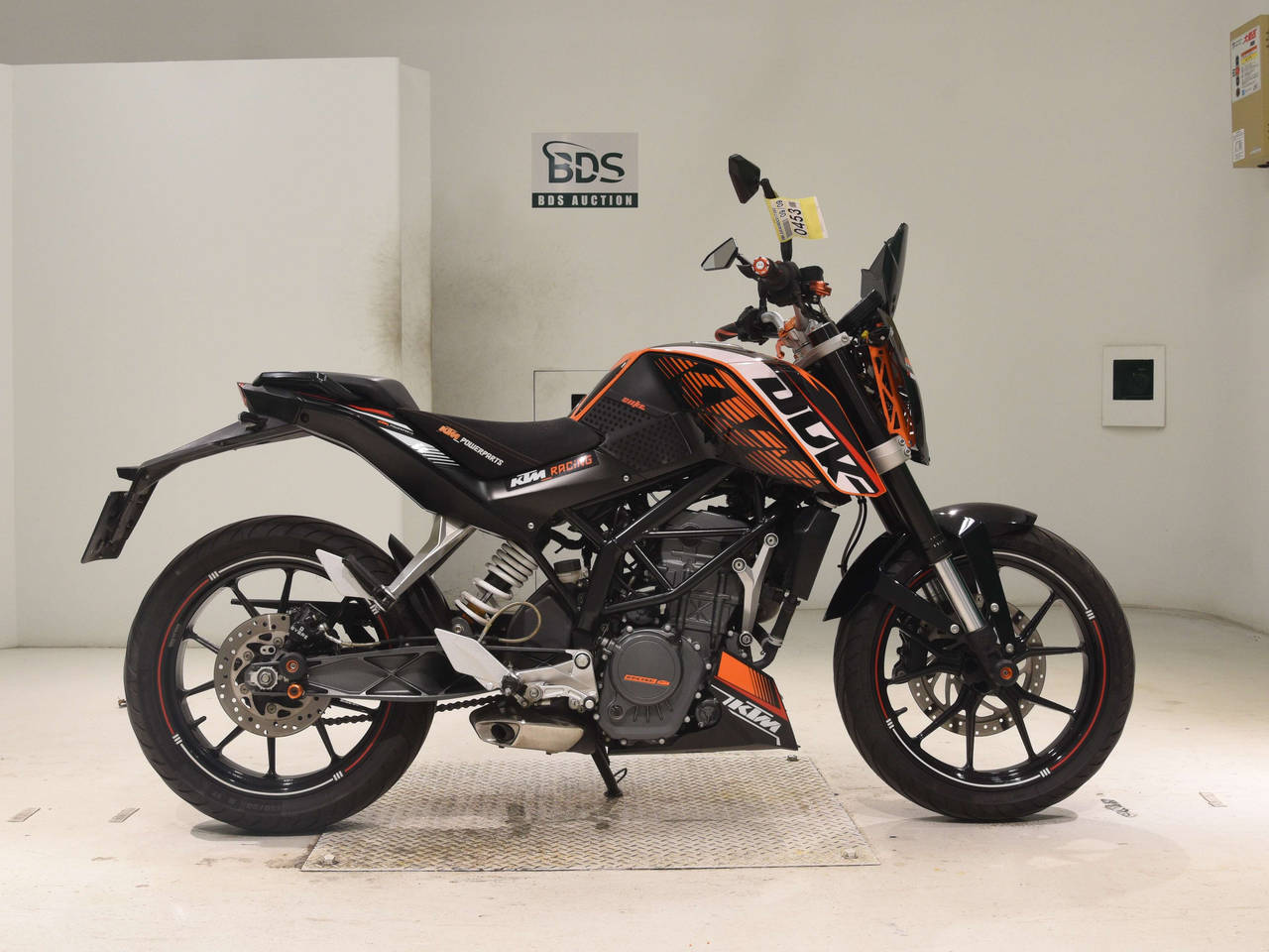 KTM 200 DUKE, right