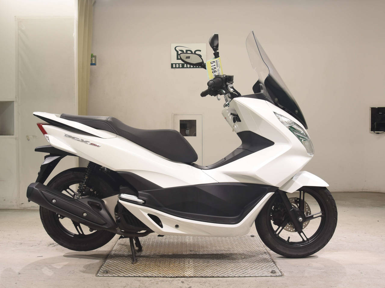 Honda PCX150, right