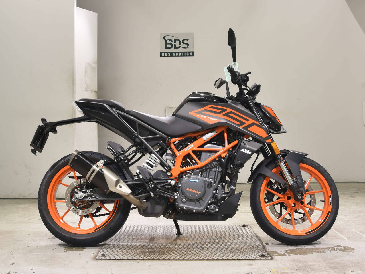 KTM 250 DUKE, right