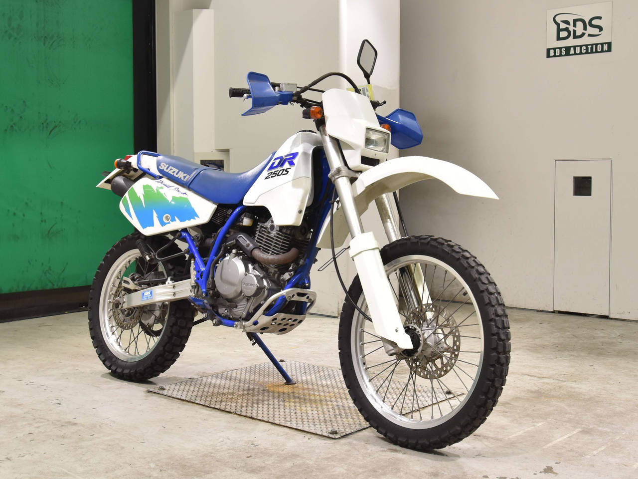 2518] Suzuki DR250S - SJ44A-105474