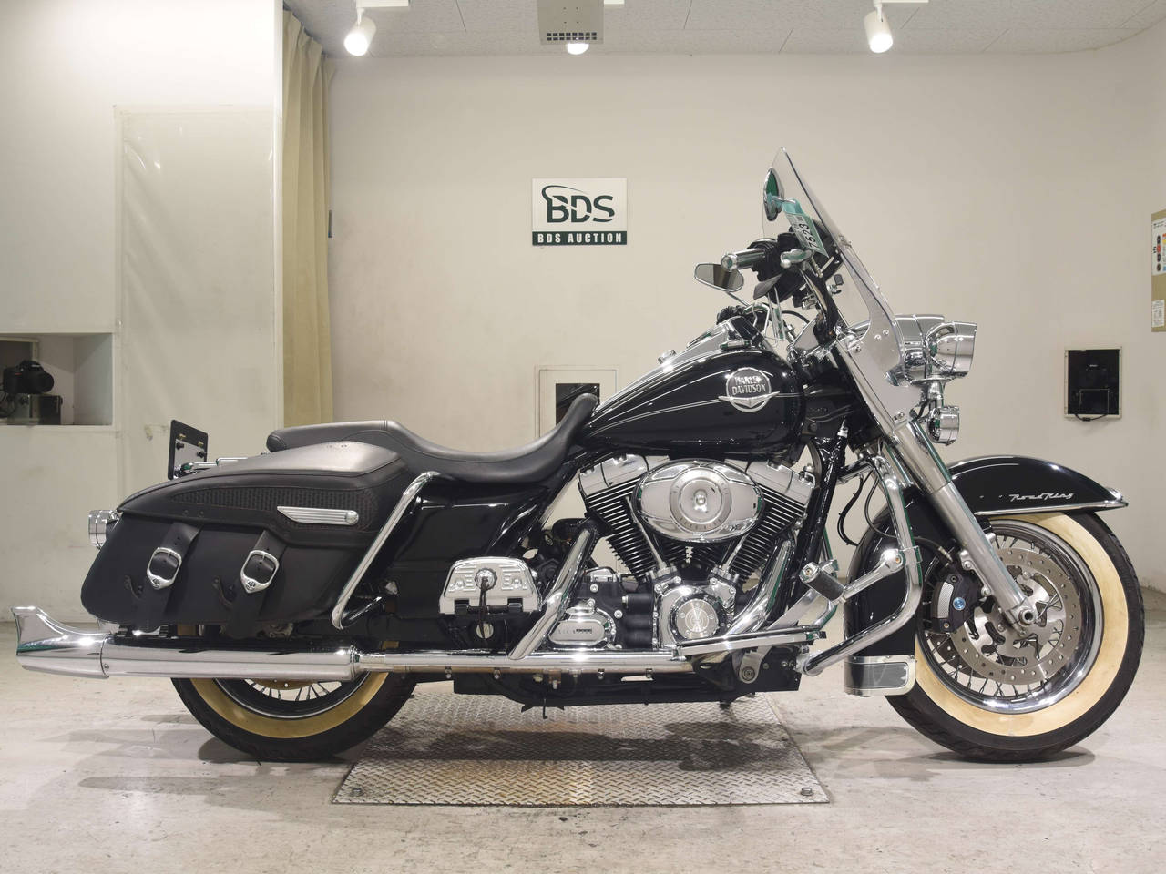 HD ROAD KING FLHRC1580, right