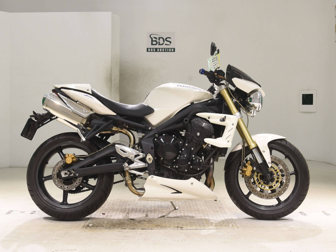 Triumph STREET TRIPLE, right