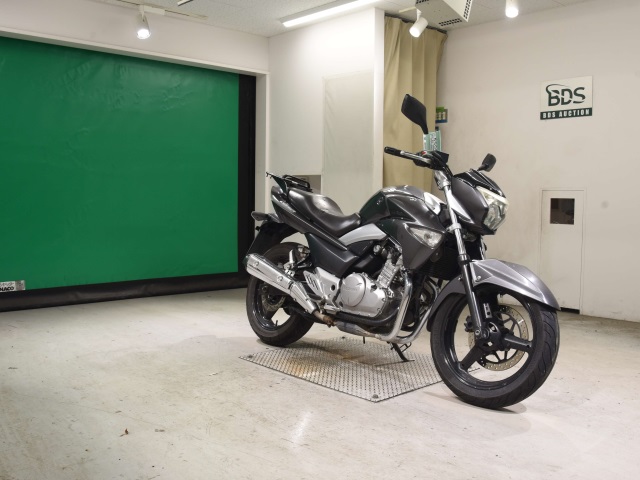 Suzuki GSR250 — фото 3