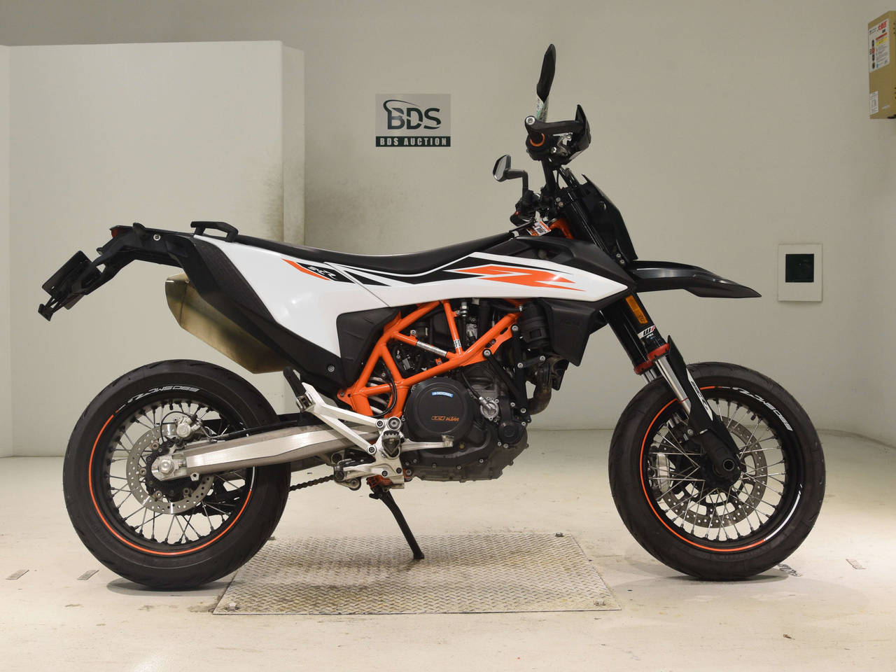 KTM 690 SMC R, right